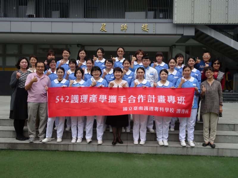 Giảng viên và sinh viên chuyên ngành điều dưỡng của trường cao đẳng Điều dưỡng Quốc gia Đài Nam